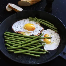 Scrambled eggs with asparagus